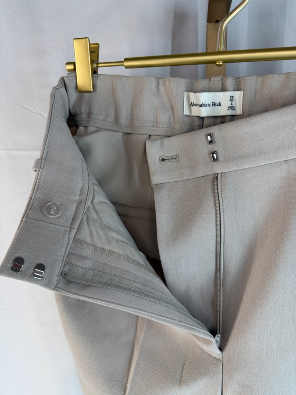 Abercrombie Curve Love A&F Sloane High Rise Tailored Shorts 4.5in - 2  26  Taupe - Picture 13 of 16